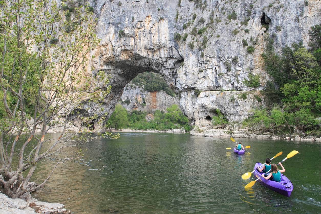 Ardèche descente canoë activité sportive